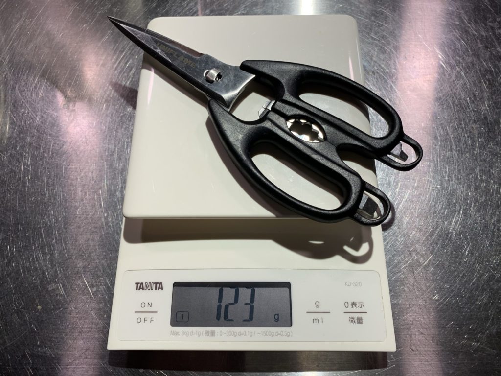 ユニフレームのギザ刃キッチンシザーズの重さを計測